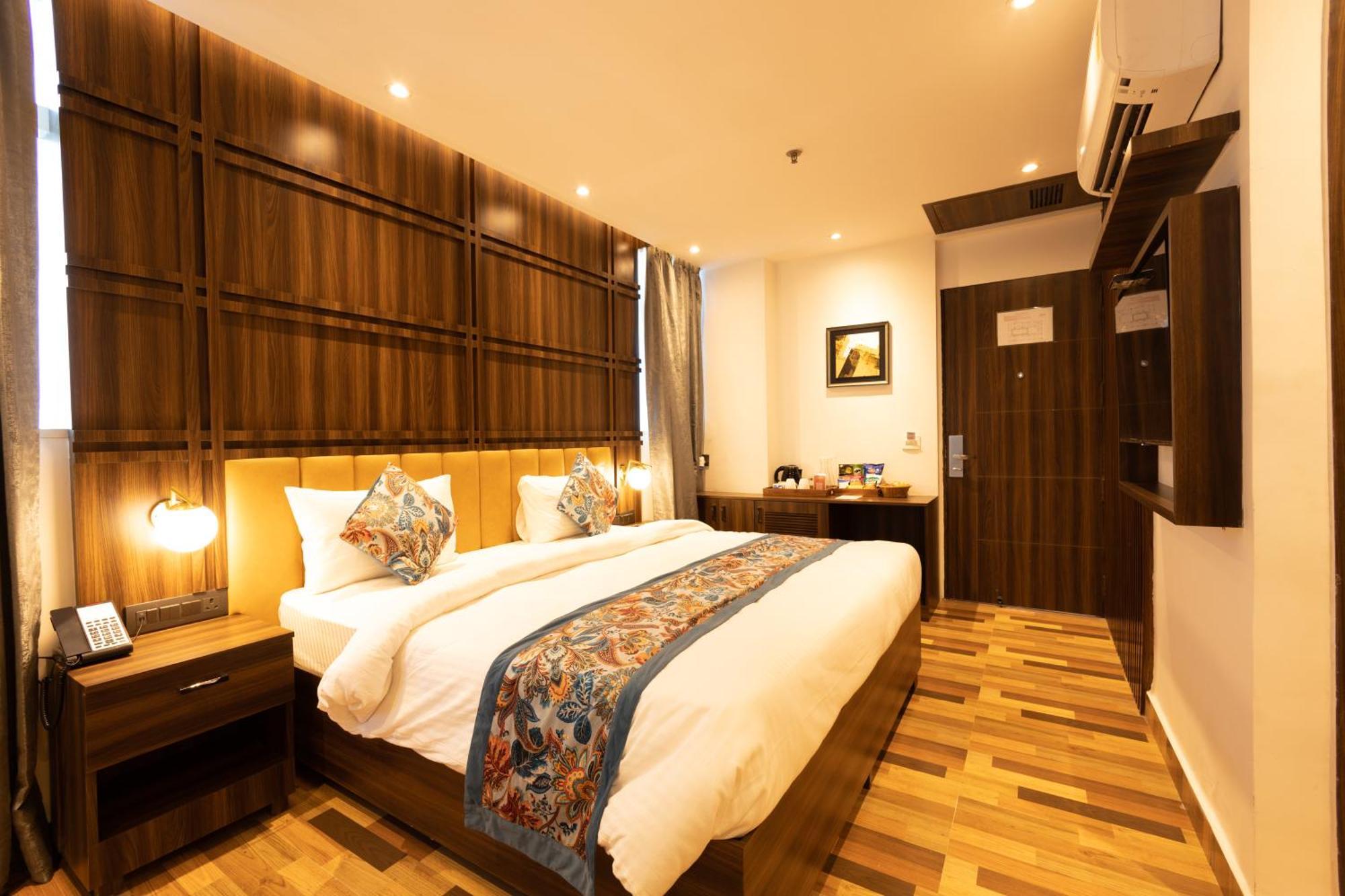 Hyphen Business Hotel Нойда Экстерьер фото