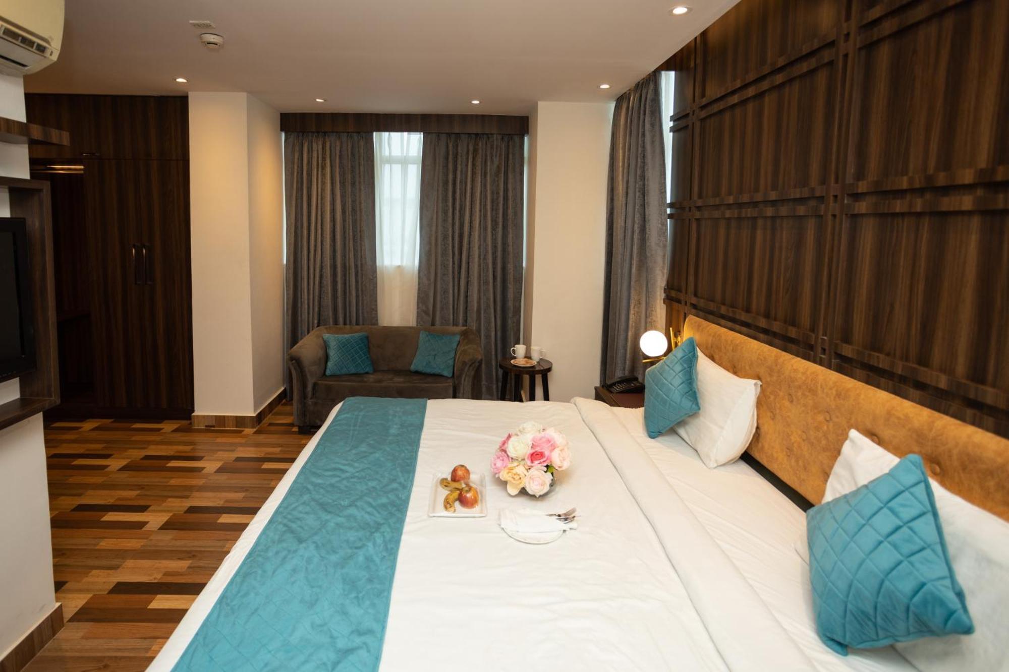 Hyphen Business Hotel Нойда Экстерьер фото