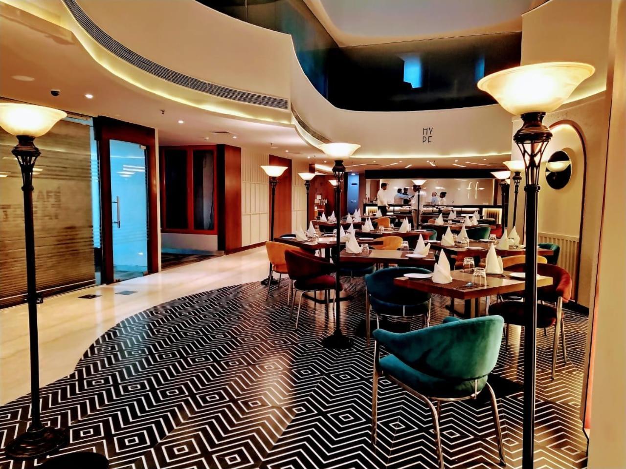 Hyphen Business Hotel Нойда Экстерьер фото
