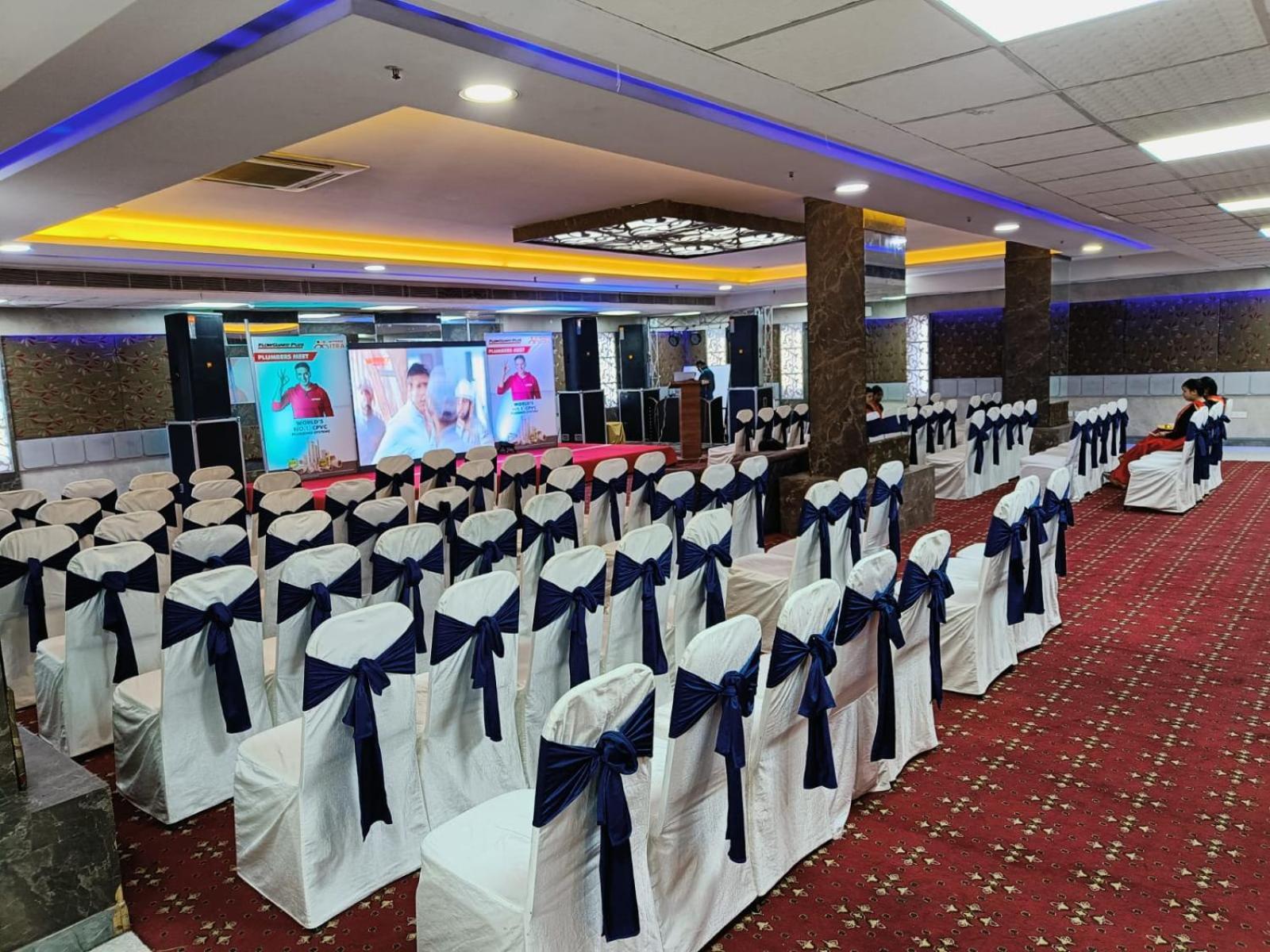 Hyphen Business Hotel Нойда Экстерьер фото