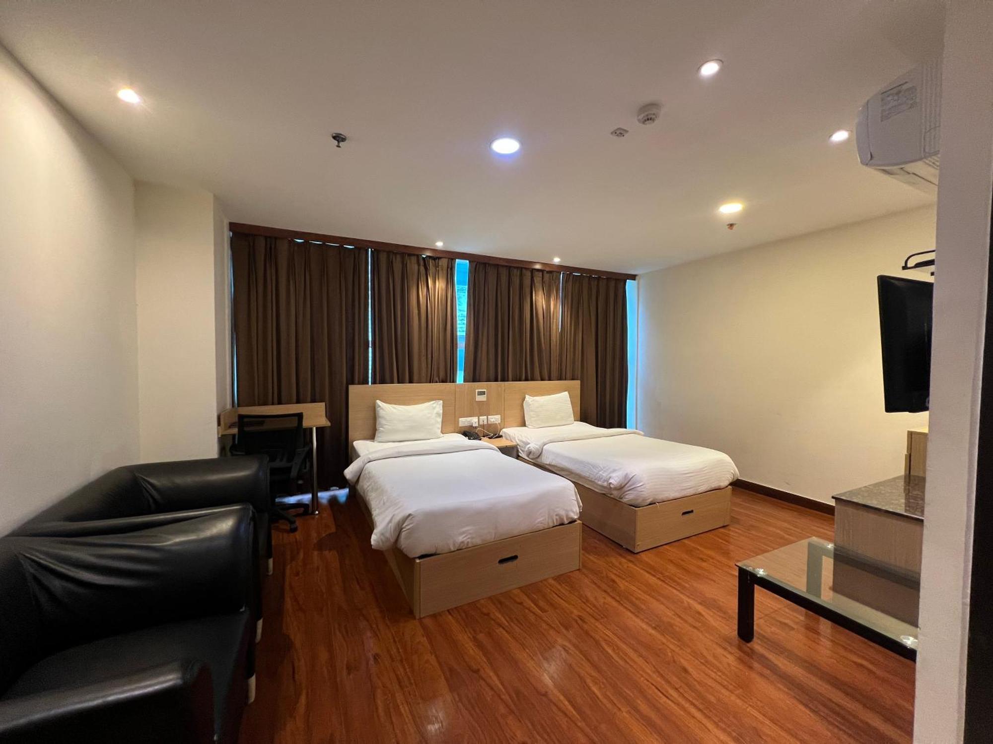 Hyphen Business Hotel Нойда Экстерьер фото