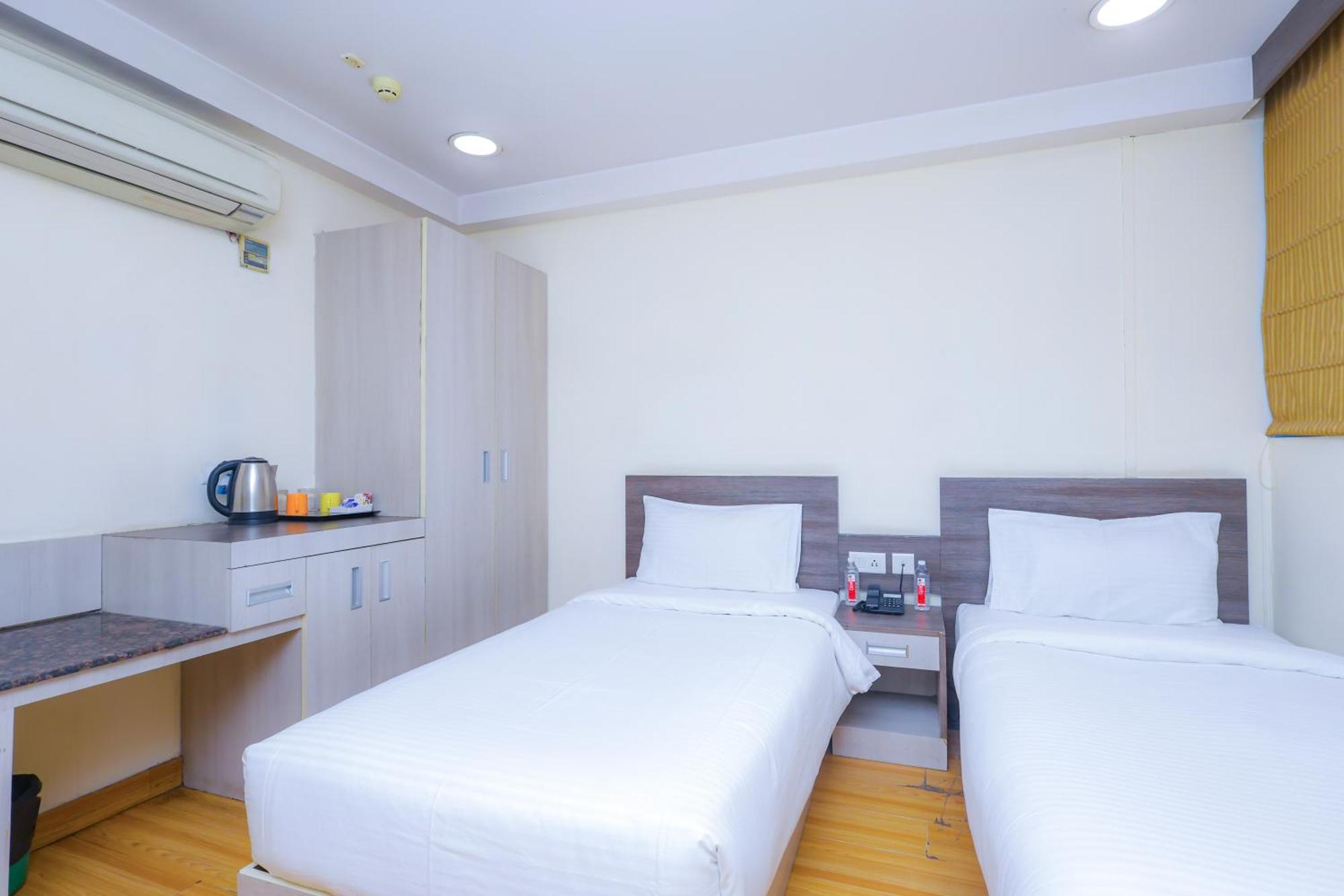 Hyphen Business Hotel Нойда Экстерьер фото