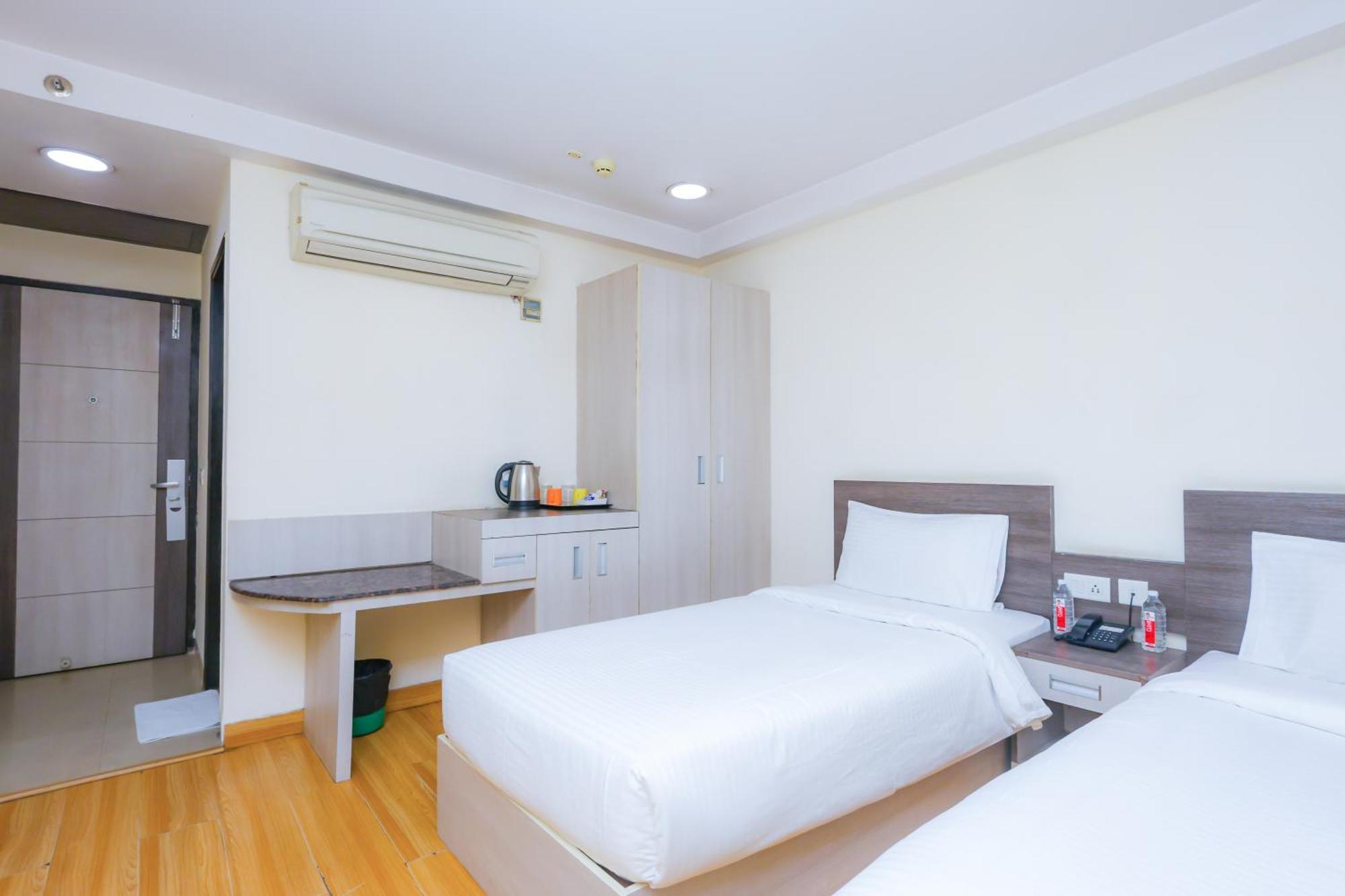 Hyphen Business Hotel Нойда Экстерьер фото