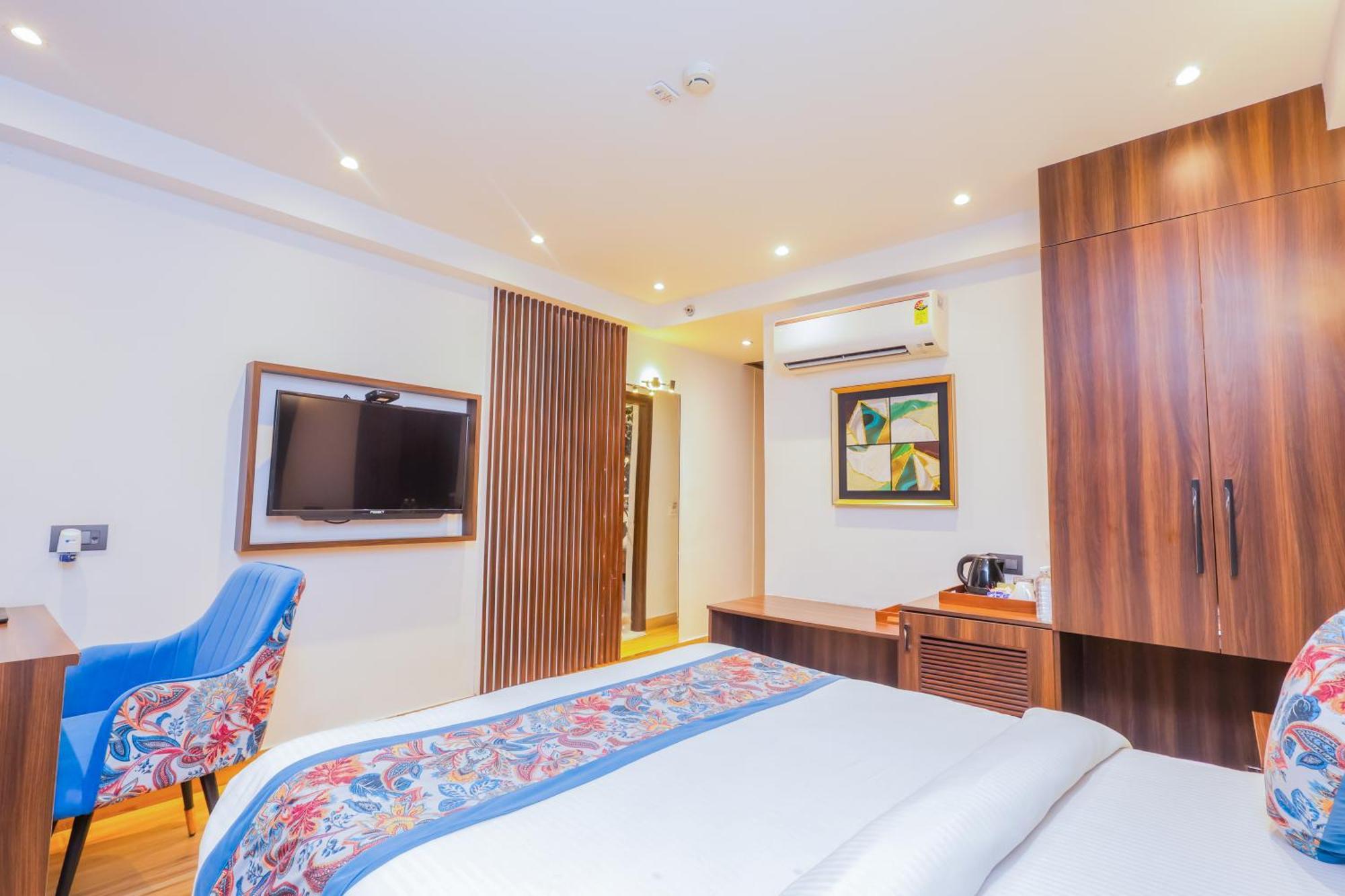 Hyphen Business Hotel Нойда Экстерьер фото