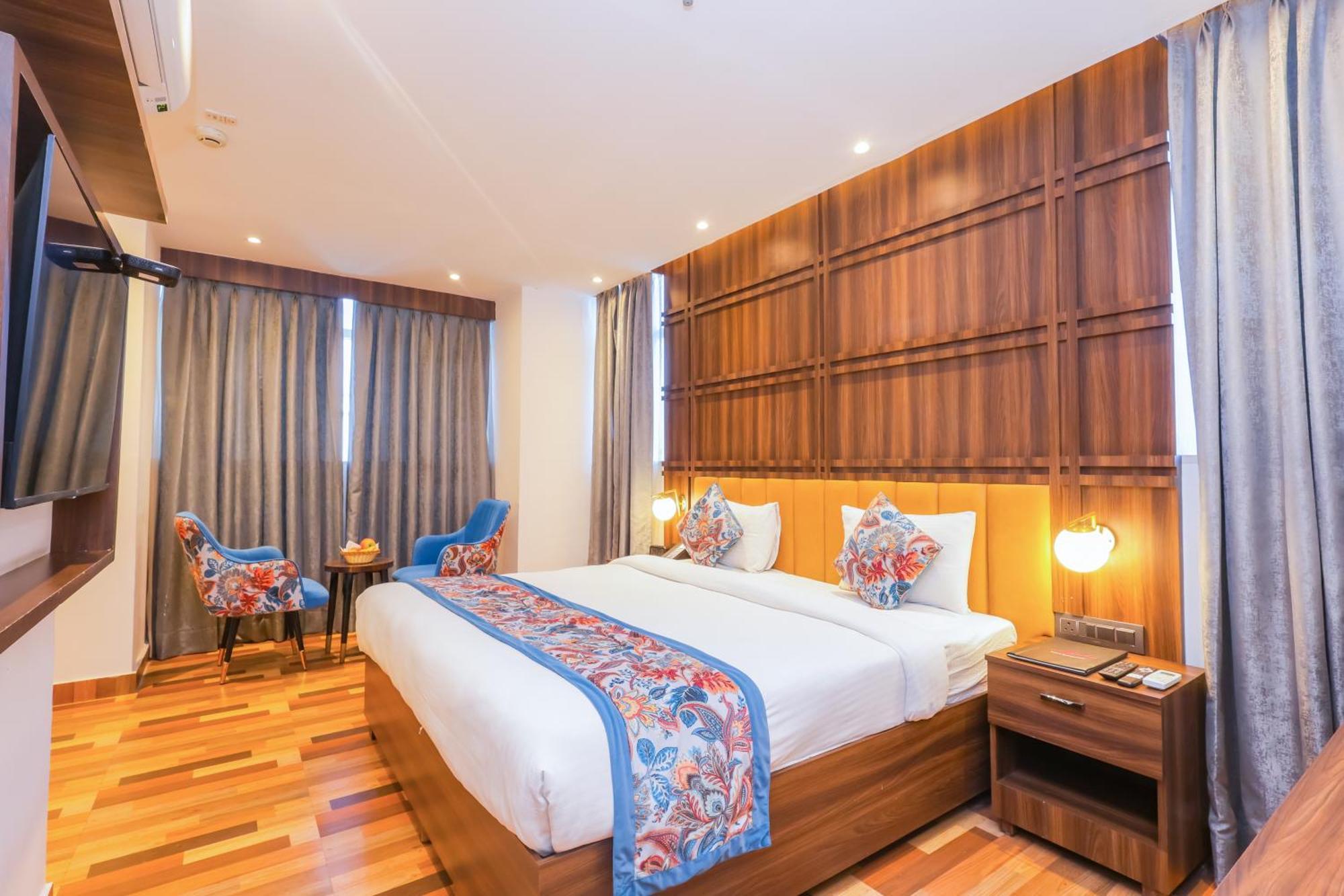 Hyphen Business Hotel Нойда Экстерьер фото