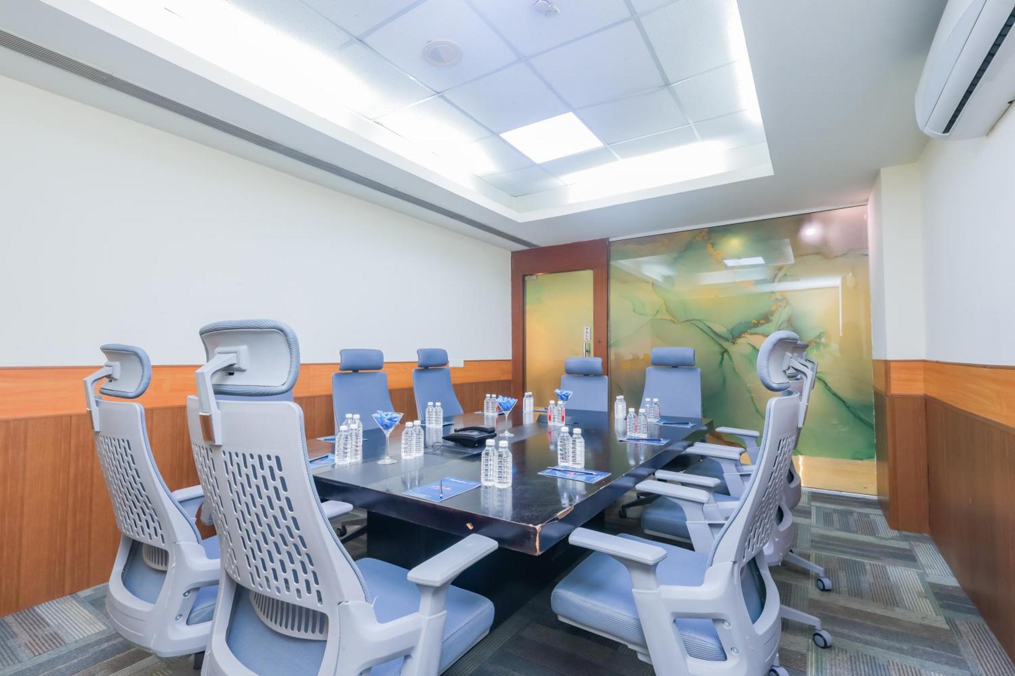 Hyphen Business Hotel Нойда Экстерьер фото