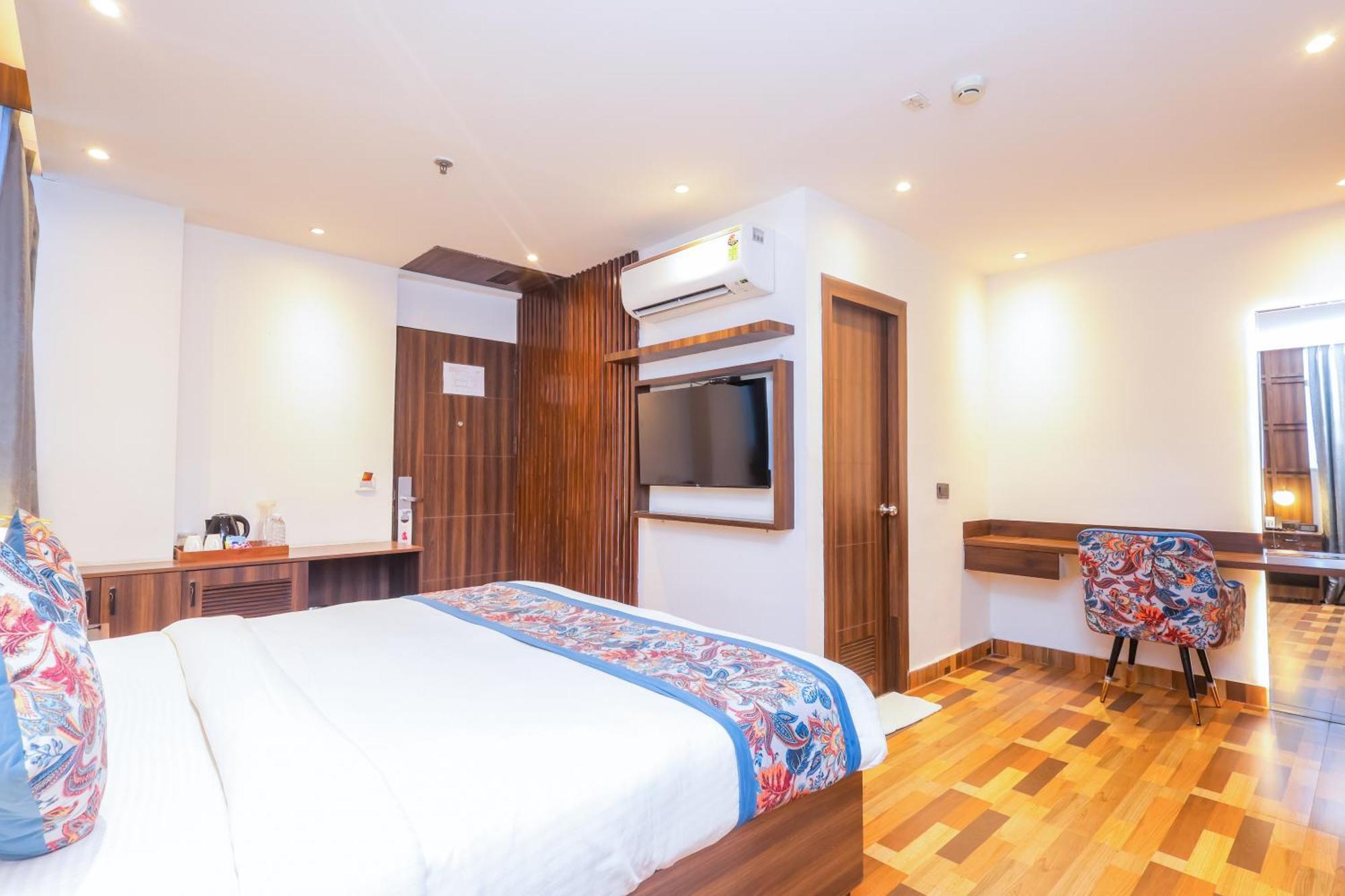Hyphen Business Hotel Нойда Экстерьер фото