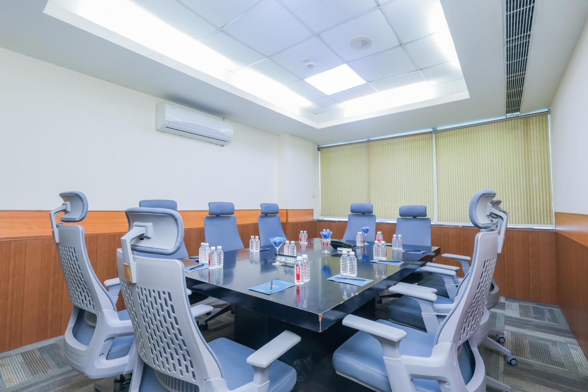 Hyphen Business Hotel Нойда Экстерьер фото