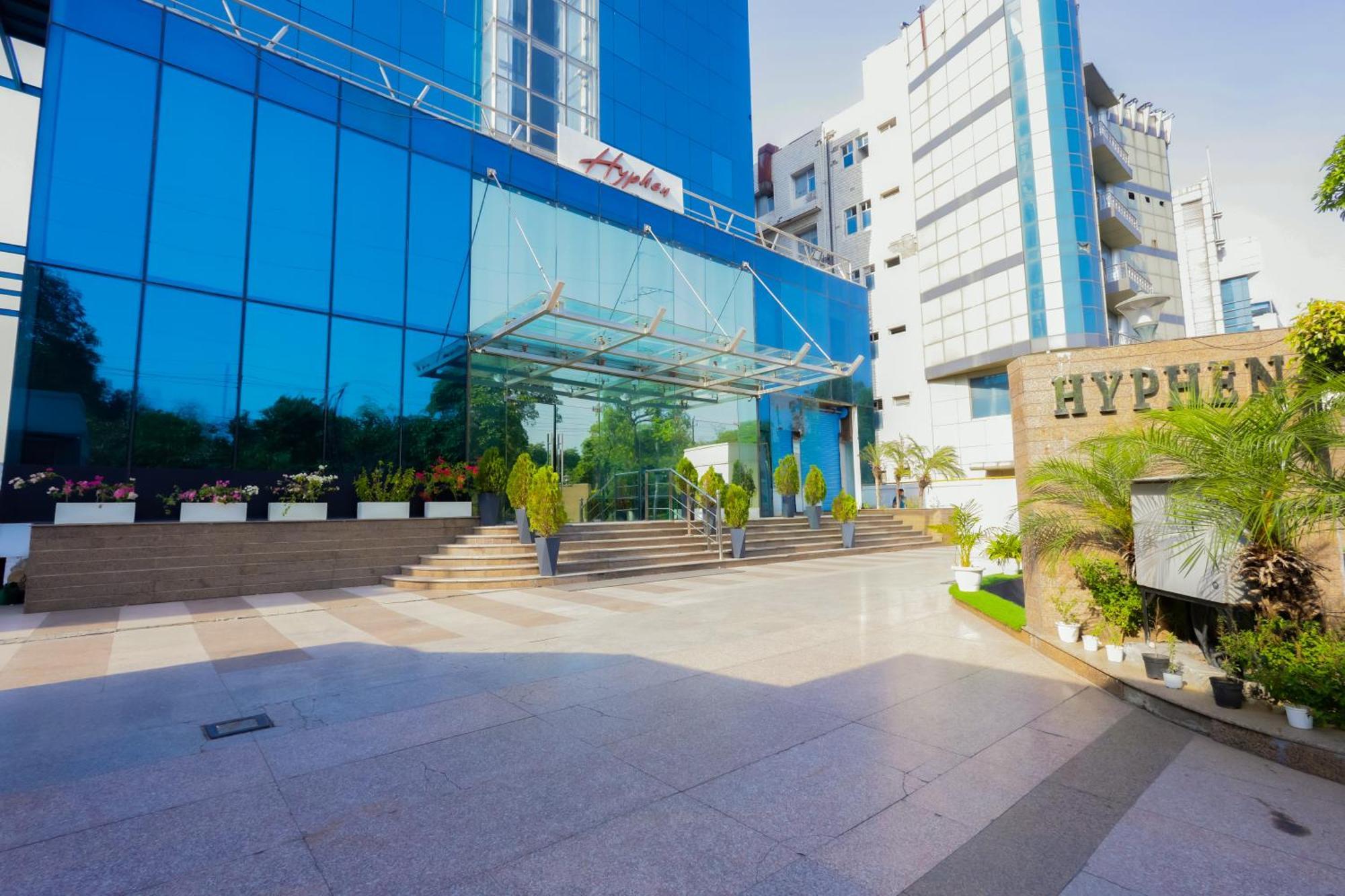 Hyphen Business Hotel Нойда Экстерьер фото