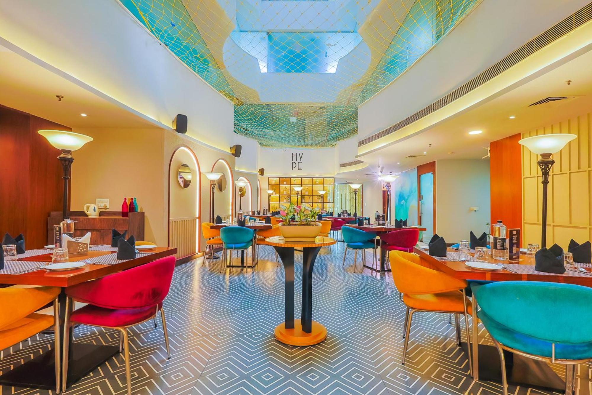 Hyphen Business Hotel Нойда Экстерьер фото