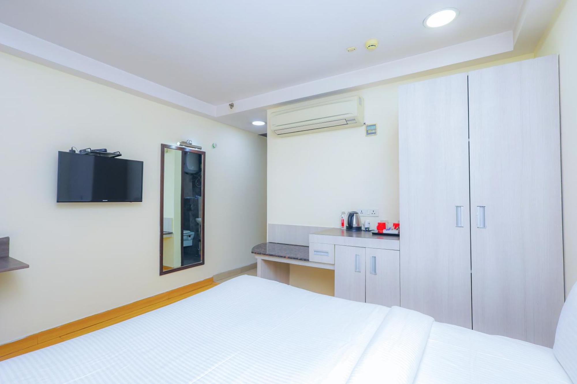 Hyphen Business Hotel Нойда Экстерьер фото