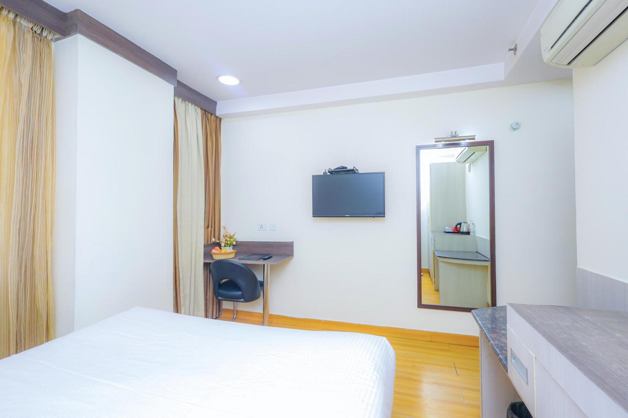 Hyphen Business Hotel Нойда Экстерьер фото