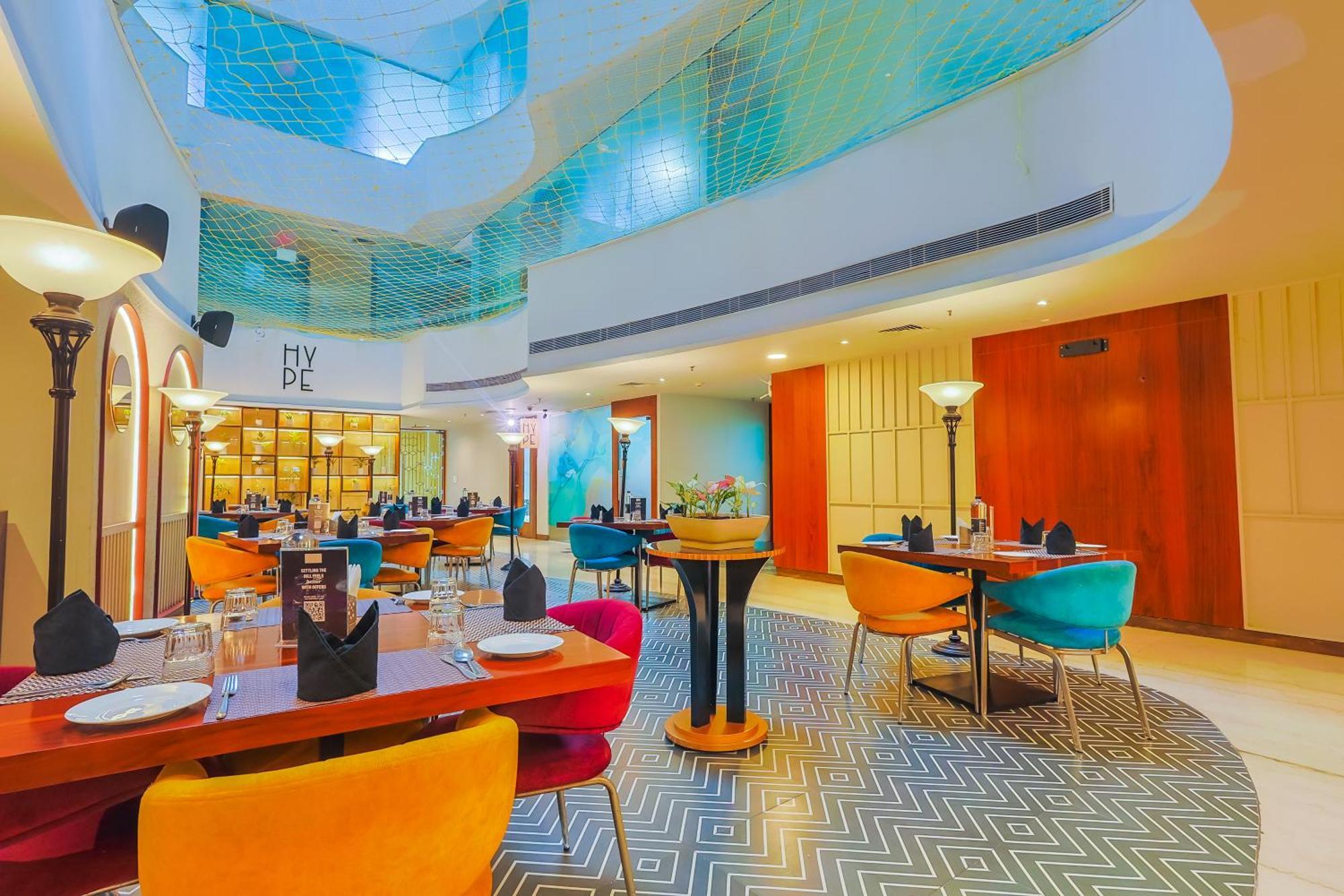 Hyphen Business Hotel Нойда Экстерьер фото