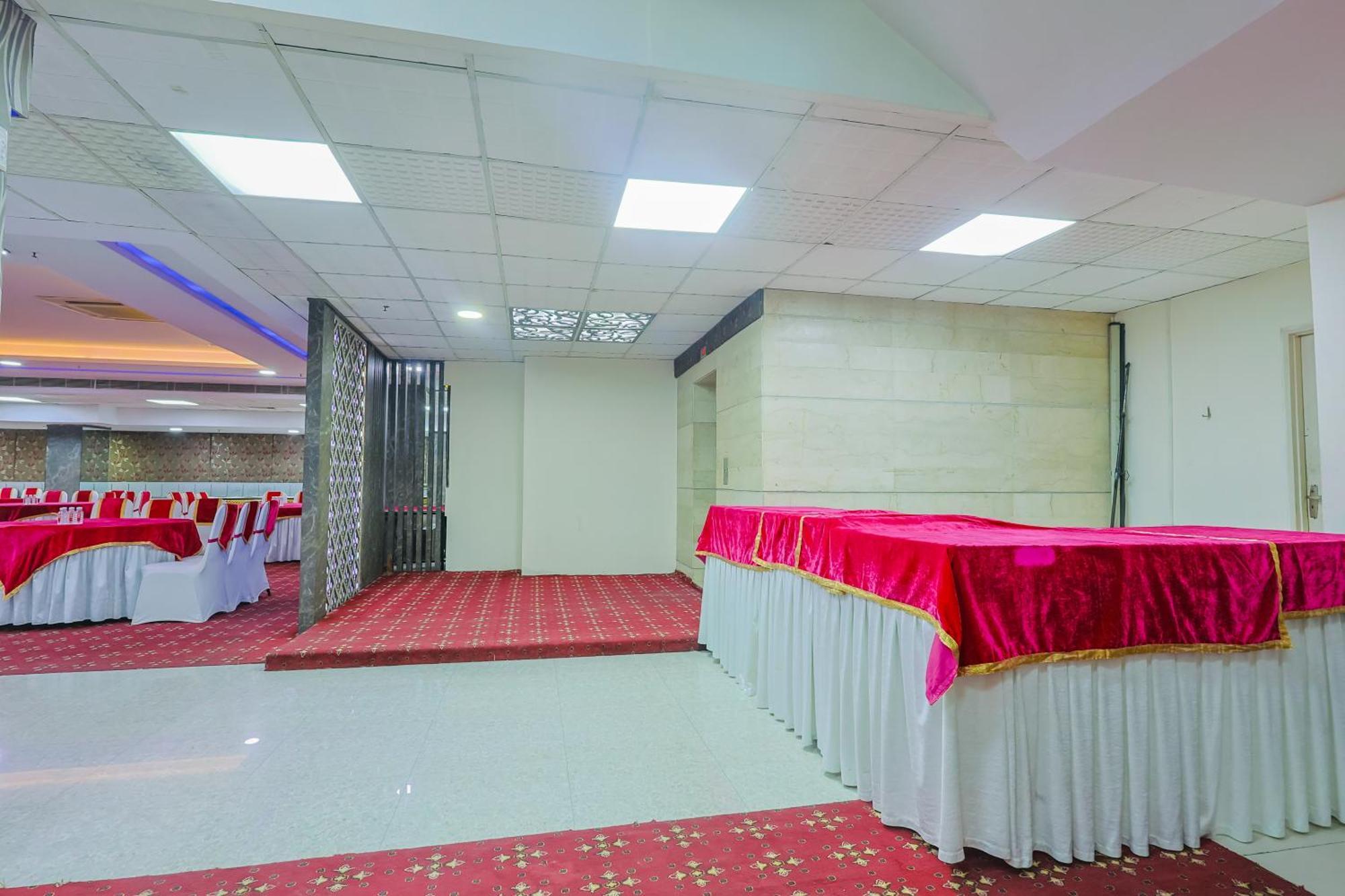 Hyphen Business Hotel Нойда Экстерьер фото