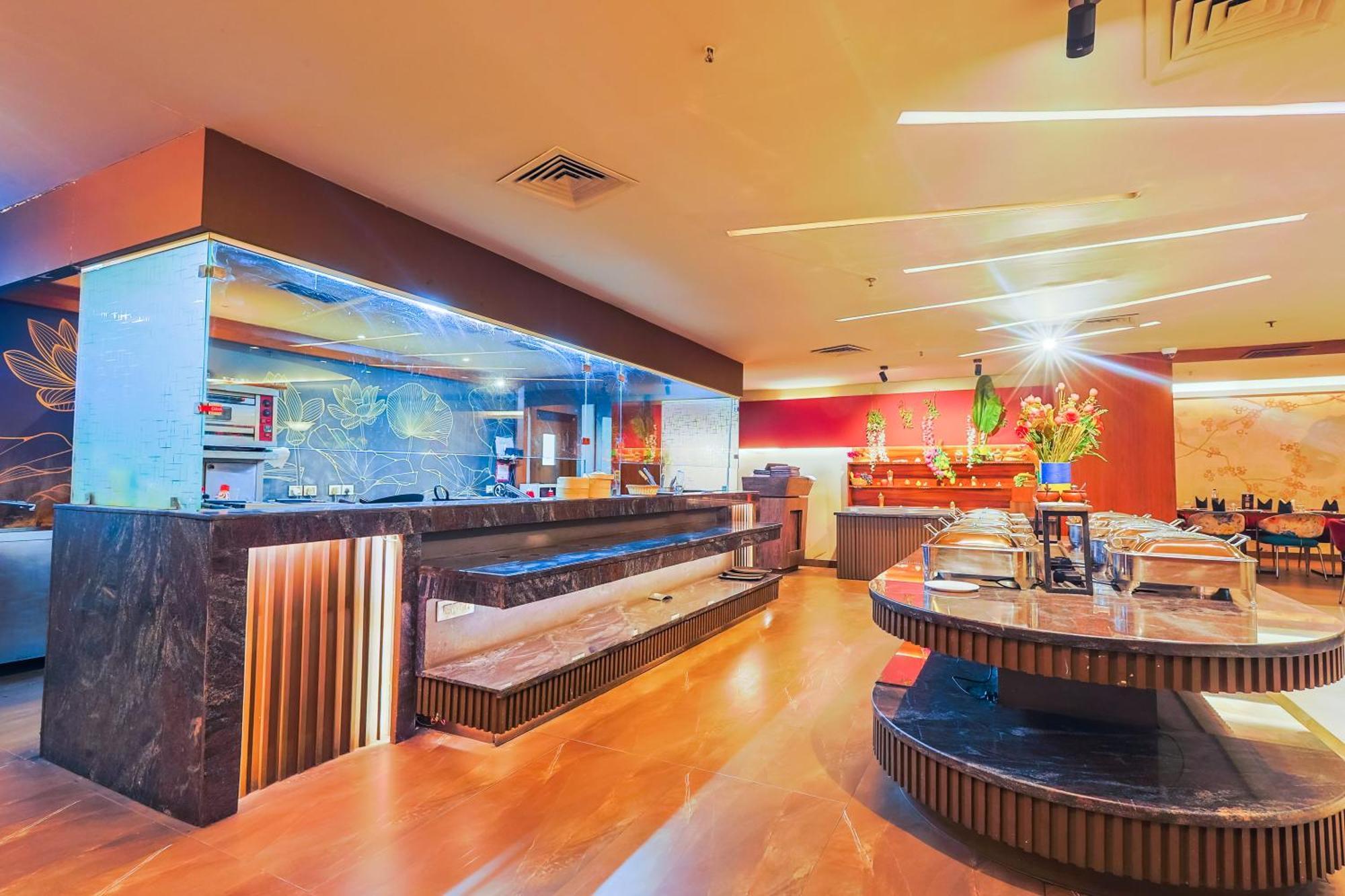 Hyphen Business Hotel Нойда Экстерьер фото