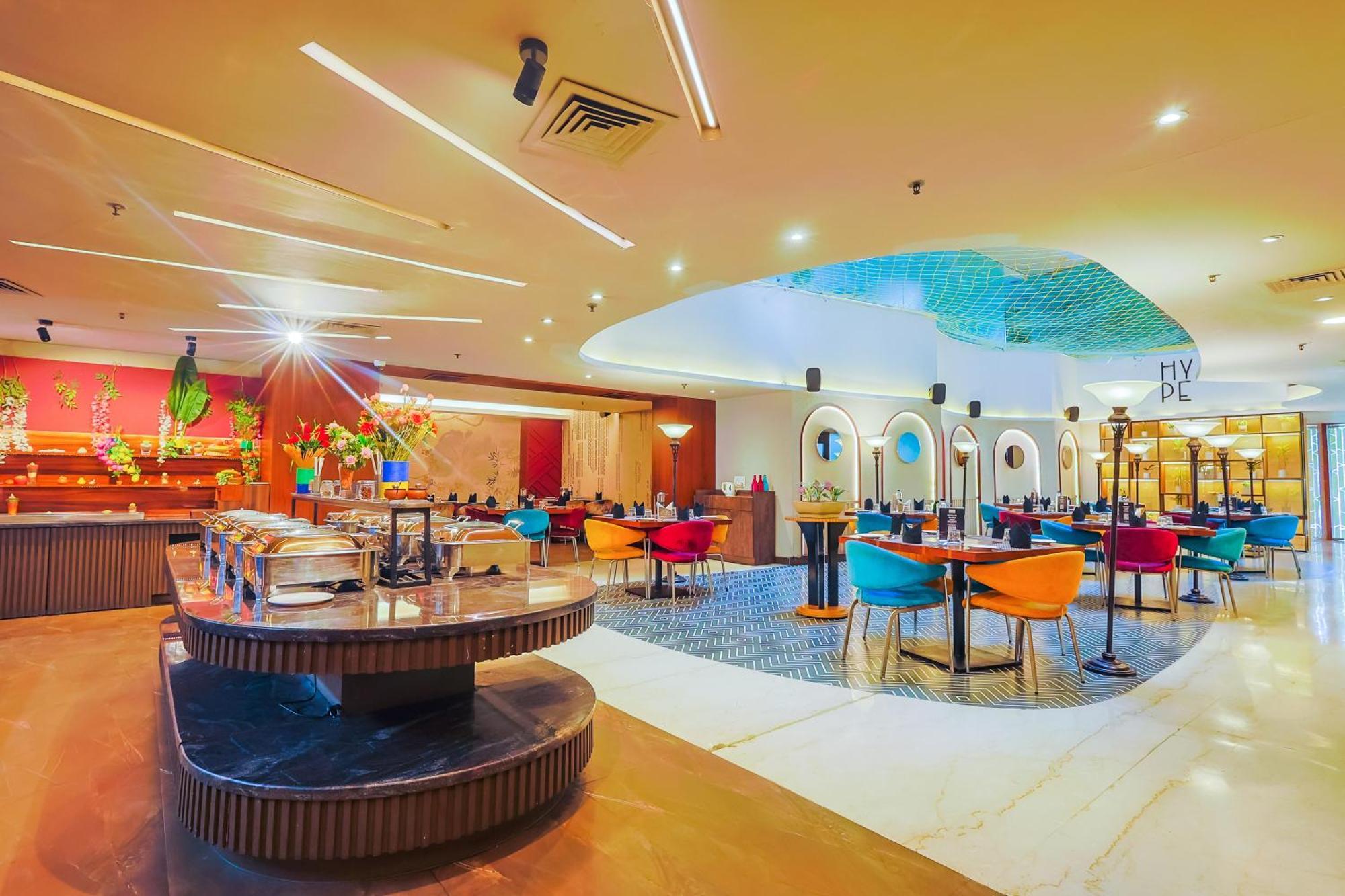 Hyphen Business Hotel Нойда Экстерьер фото