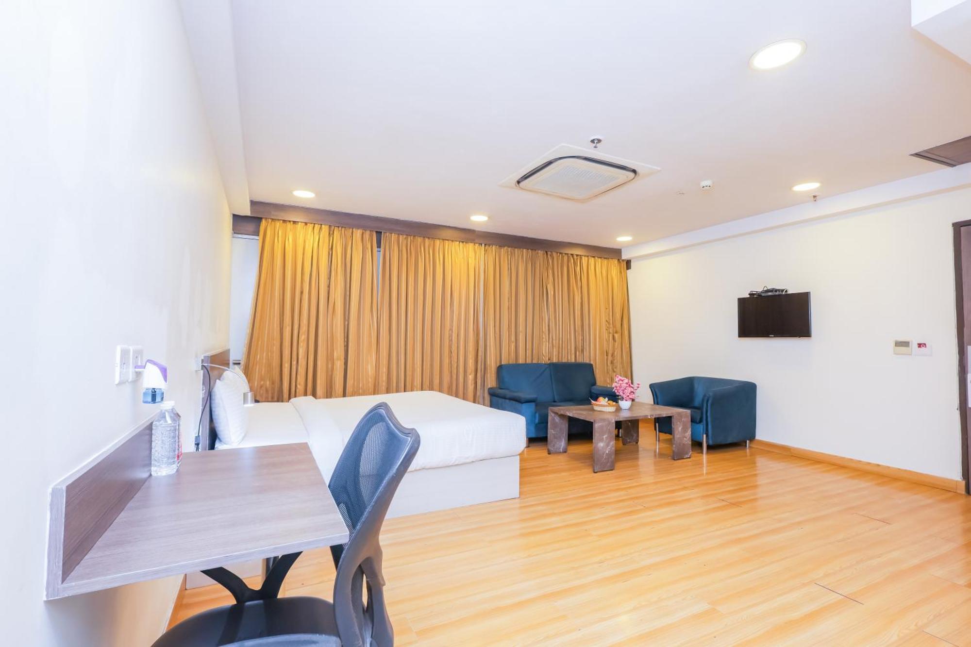 Hyphen Business Hotel Нойда Экстерьер фото