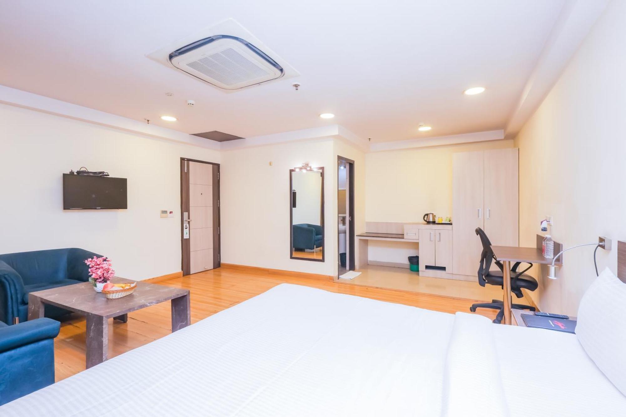 Hyphen Business Hotel Нойда Экстерьер фото